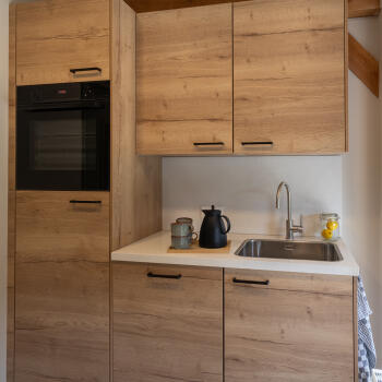 keukenblok met oven en wasbak met kraan
