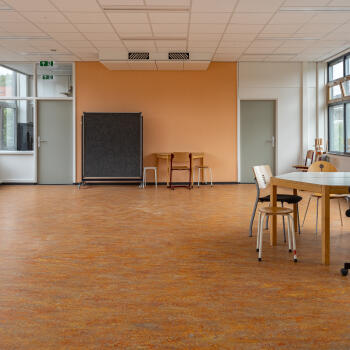 zaal, tafel en stoel