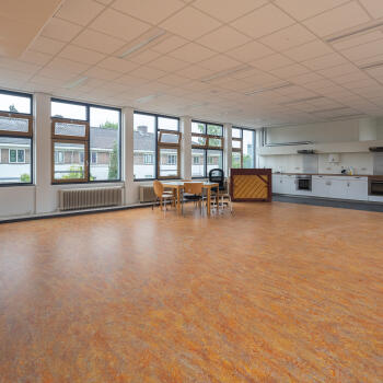 zaal met raampartij, keukenblok tegen achterwand