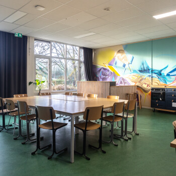 kleurrijke ruimte met tafels en stoelen