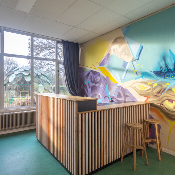 barretje met 2 krukken