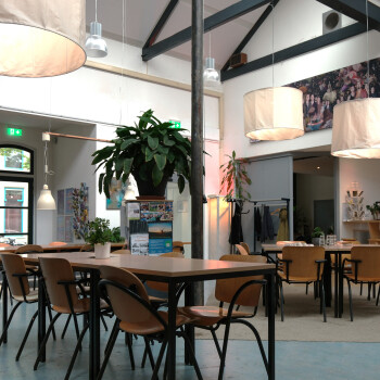 zaal met stoelen en tafels