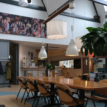 zaal met stoelen en tafels