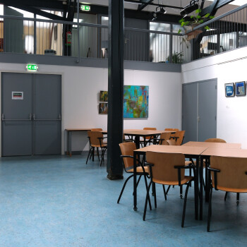 ruimte met tafels en stoelen