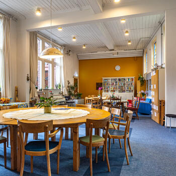 zaal met grote ronde tafel met stoelen