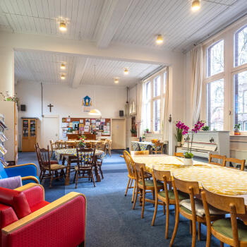 tafels met stoelen, fauteuils