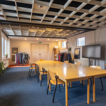 zaal met tafels en stoelen