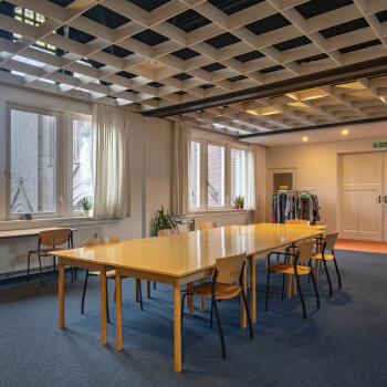 grote tafel met stoelen