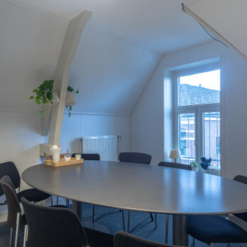 ovale tafel met stoelen