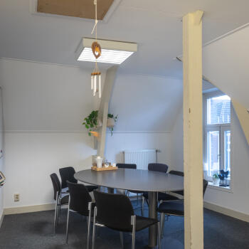 ovale tafel met stoelen