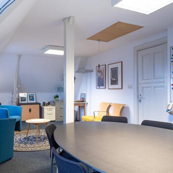 ovale tafel met stoelen en zithoekje