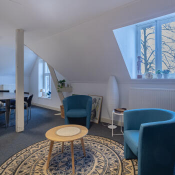 zithoekje met vloerkleed, tafeltje en 2 fauteuils