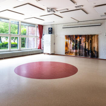 lege zaal met o