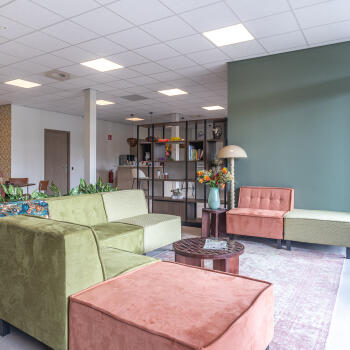 gekleurde zithoek met bankstel en salontafel
