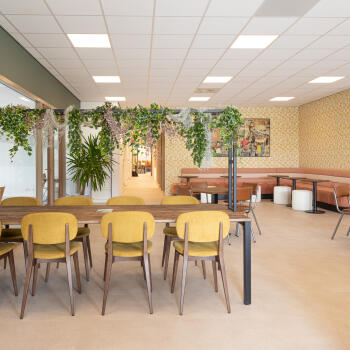 tafels met stoelen, eetkamerbank met tafeltjes