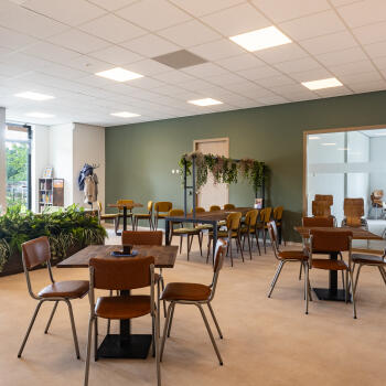 ruimte met verschillende tafeltjes met stoelen