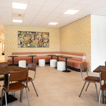 tafels, stoelen, eetkamerbank met tafels