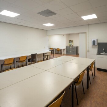 werktafels met stoelen