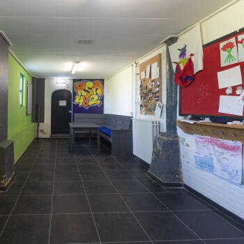 ruimte met steigerhouten bank en tafel
