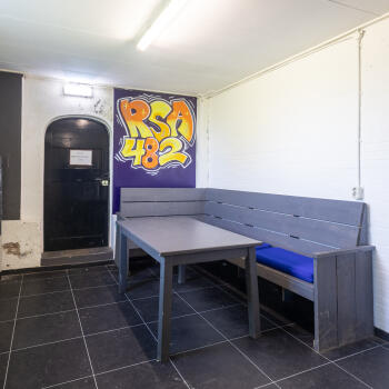 bank van steigerhout met tafel
11