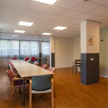 lange tafel met stoelen, houtkleurige vloer