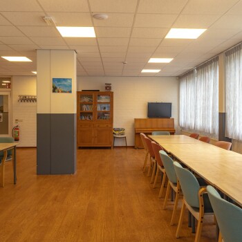lange tafel, stoelen, houtkleurige vloer