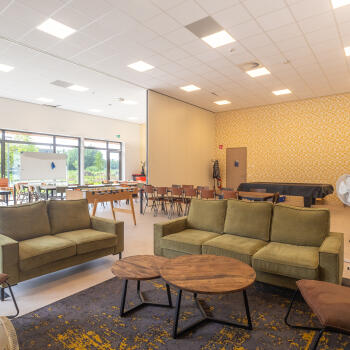 zithoek met bankstel, salontafel