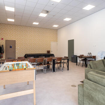 voetbaltafel, bank, tafel met stoelen