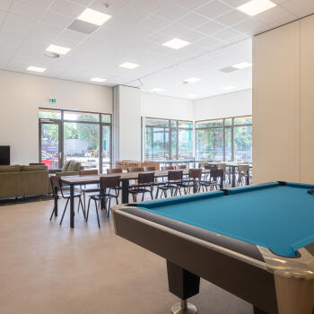 pooltafel, tafel met stoelen,