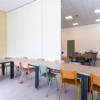 tafels, stoelen, scheidingswand