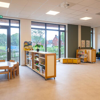 leesboekenkast, lage ronde tafel met kinderstoeltjes, leeshoekje voor kinderen