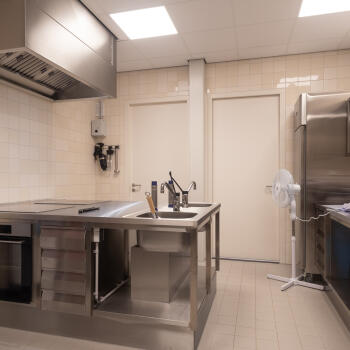 rvs keukenblok me oven, kookplaat en afzuigkap