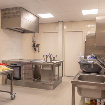 rvs keukenblok met apparatuur, rvs werktafel, spoelbak met kraan
