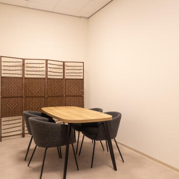 tafel met 4 stoelen, kamerscherm