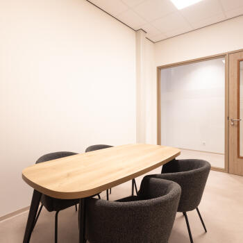 tafel met 4 stoelen, glazen wand
